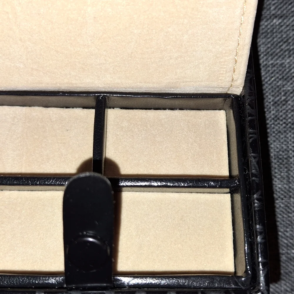 Elegant Black Croc-Embossed Travel Jewelry Case - Picture 4 of 5